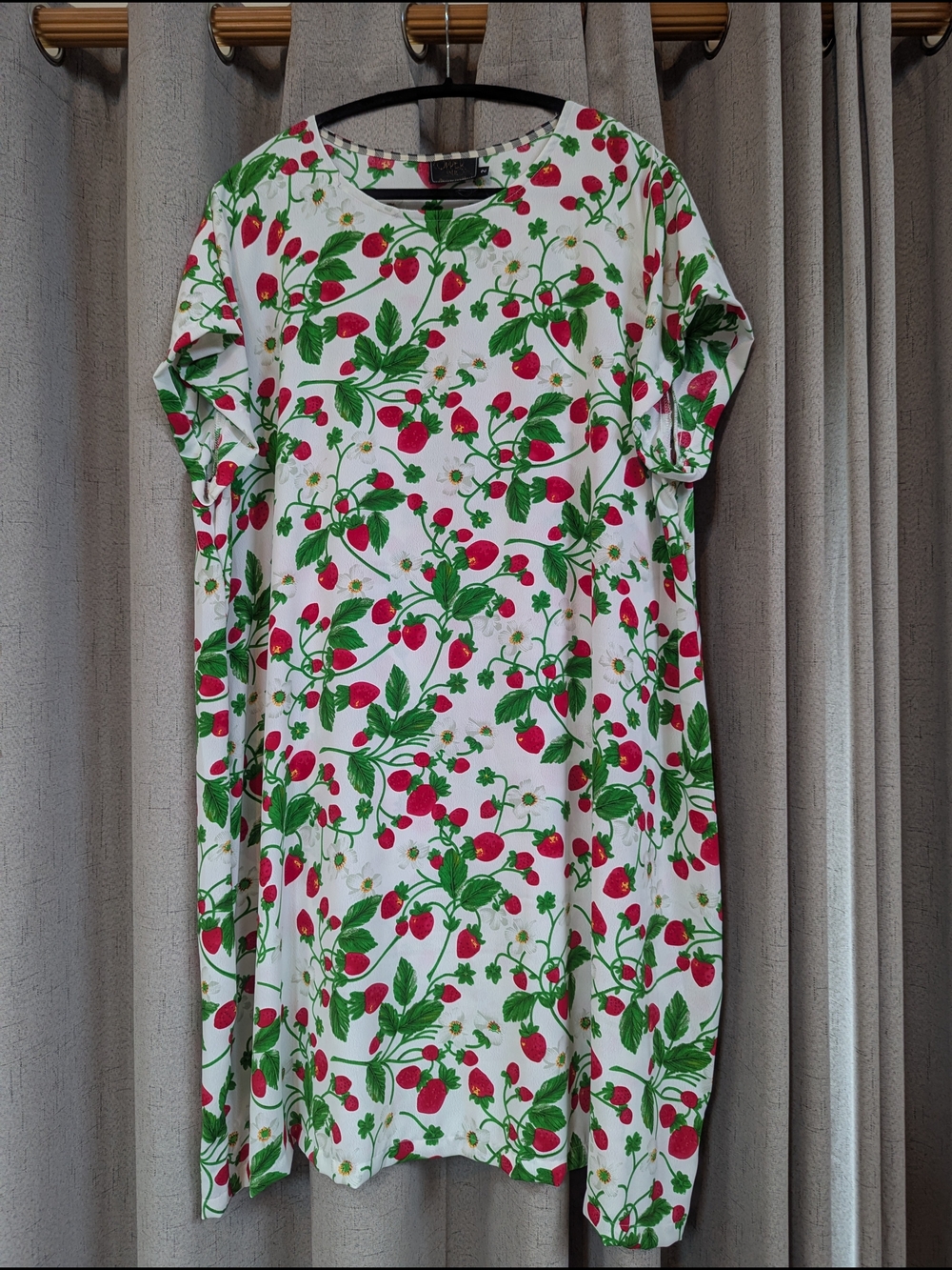 Copper Union Size 2X White Strawberry Print Women's Dress